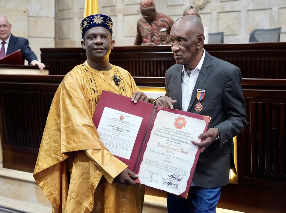 Homenaje a Kid Pambelé: Pedro Adán Torres entrega la Orden de la Democracia Simón Bolívar – Gran Cruz Caballero a Antonio Cervantes Reyes, en el Congreso.